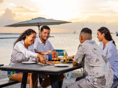 Surfside Beach Bar Aruba – Oceanfront Drinks, Food & Sunset Vibes in the Caribbean