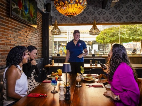 Café the Plaza Aruba – All-Day Dining, Live Music & Sports in the Heart of Oranjestad