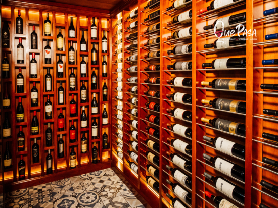 Discover the Wines and Wine Cellar at Que Pasa Aruba